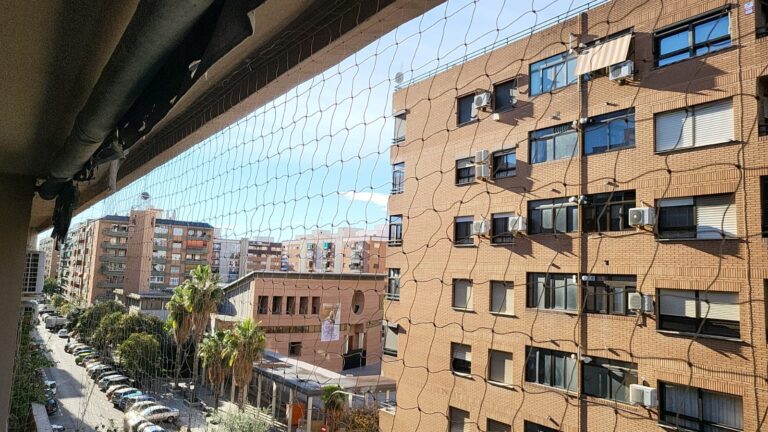 Perímetro de red tensado con cable sobre la calle