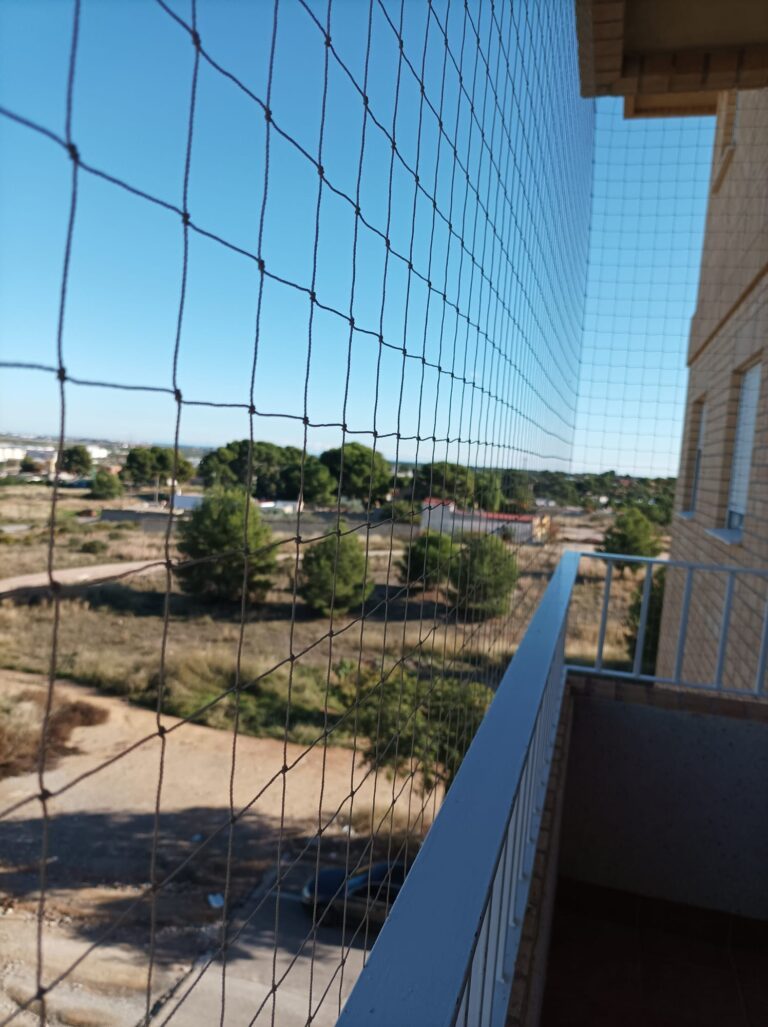 Malla de polipropileno en primer plano con cielo azul